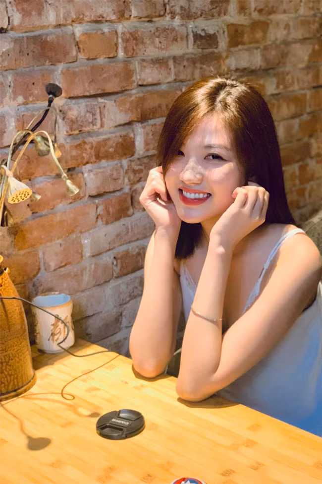 Ngoài đời Lương Thanh được nhiều bạn bè, đồng nghiệp nhận xét là hiền lành, dễ thương.