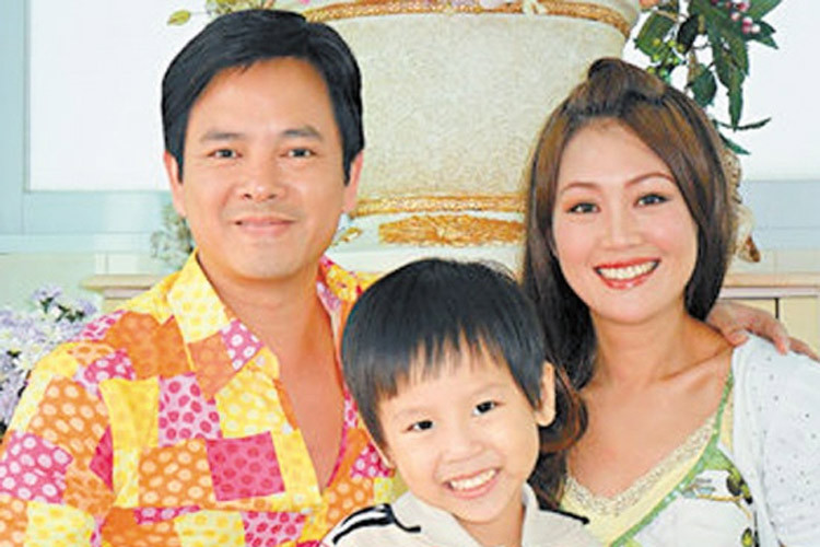 Sau 20 năm, cuộc hôn nhân của Lương Tiểu Băng và Trần Gia Huy vẫn bền vững dù năm 2012 Lương Tiểu Băng từng dính tin đồn cặp kè với một sao nam trẻ tuổi của TVB. Thời điểm đó Trần Gia Huy hết lời bênh vực vợ. (Ảnh: weibo)