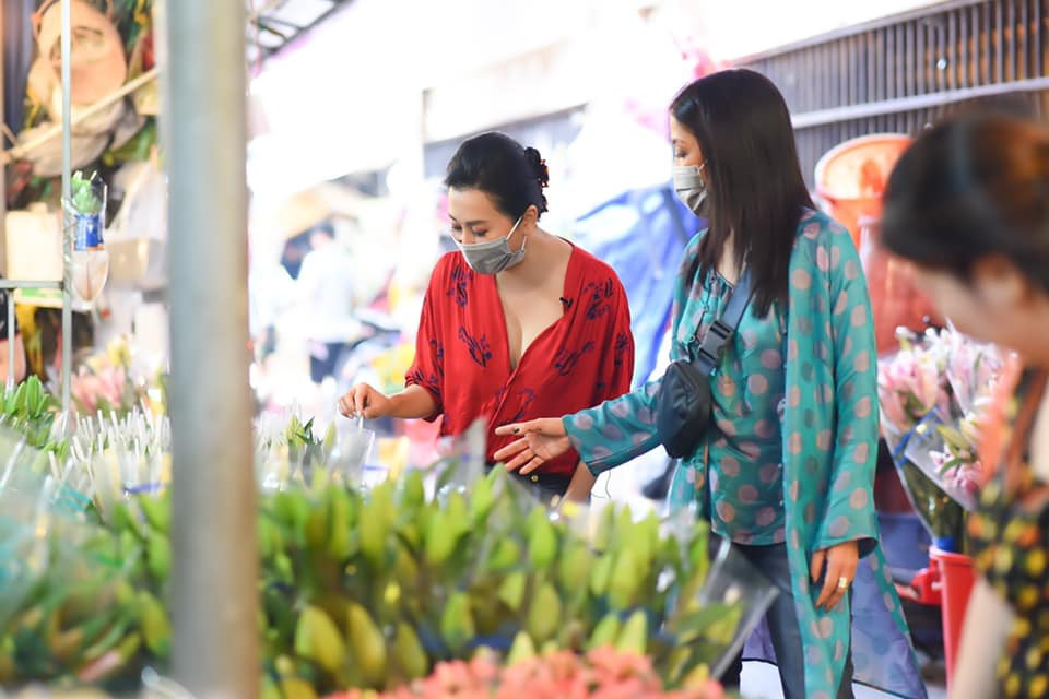 Trang phục đời thường đơn giản với chi tiết khoét sâu cổ cũng đủ làm toát lên vẻ gợi cảm của người đẹp U60.