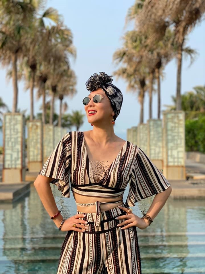 Mỹ nhân sinh năm 1965 sở hữu phong cách thời trang sexy, khéo phô diễn vòng 1 căng tràn và đường cong nuột nà.