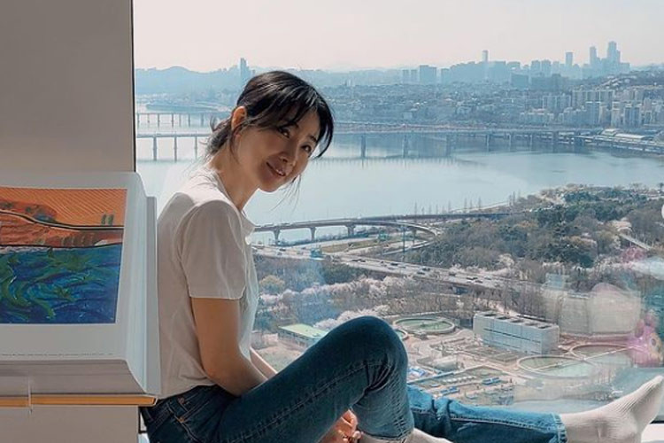 Từ khi bước chân vào showbiz, Choi Ji Woo là một trong những ngôi sao Hallyu kín tiếng và không dính scandal. Đó là lý do cô được nhiều người yêu mến và đông fan.