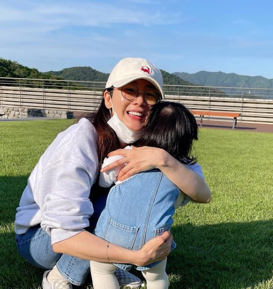 Tháng 5/2019, diễn viên Choi Ji Woo hạ sinh con gái đầu lòng. Tuy nhiên cô vẫn giữ kín như bưng cả hình ảnh con gái lẫn chồng.