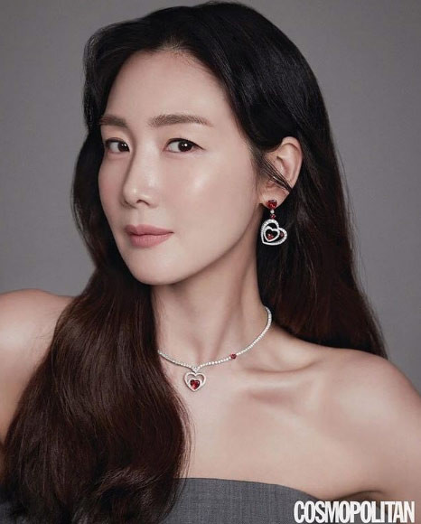 Sau khi sinh con một thời gian, Choi Ji Woo dần trở lại với công việc và nhận lời làm người mẫu quảng cáo, chụp ảnh cho tạp chí.