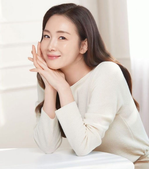 Mới đây, một cựu phóng viên tiết lộ chồng trẻ của Choi Ji Woo ngoại tình và đưa ra bức ảnh nhà nghỉ nơi chồng Choi Ji Woo thường xuyên lái siêu xe vợ tặng đưa gái tới.