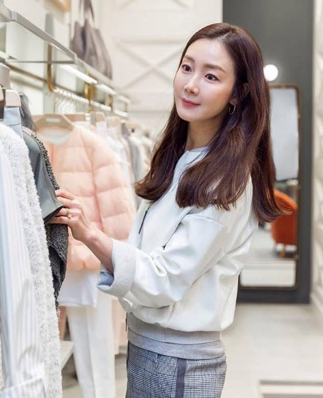 Là một trong những ngôi sao kín tiếng chuyện riêng tư, tình cảm, “nữ hoàng khóc” chỉ một lần duy nhất công khai hẹn hò với nam diễn viên đàn em Lee Jin Wook, nhưng hai người đã chia tay sau 3 năm bên nhau.