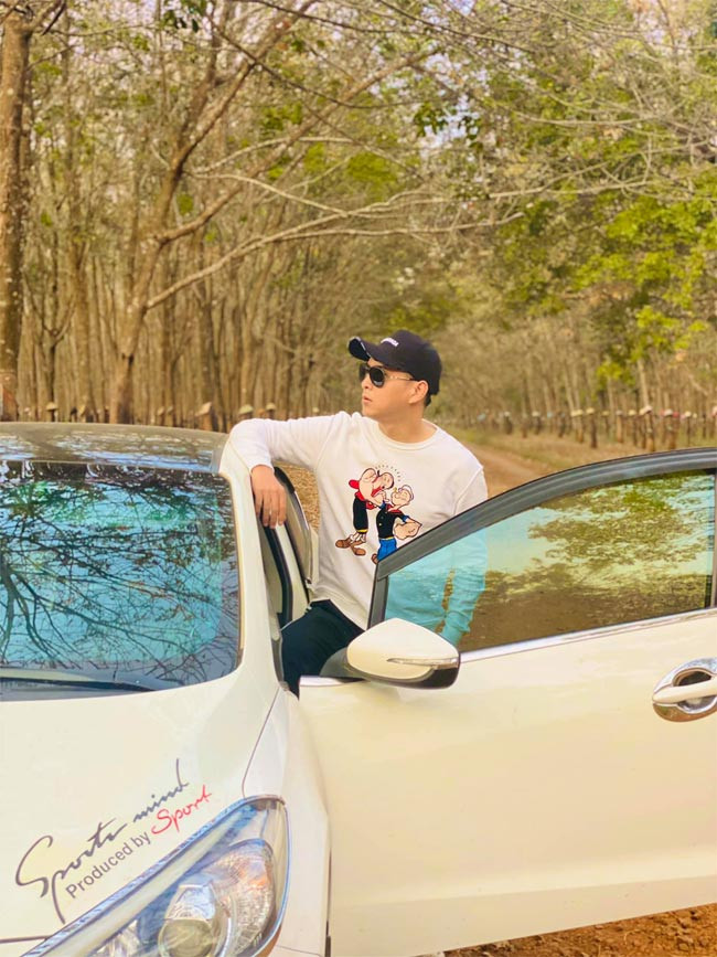 “Sau hơn một năm đi hát, tôi cũng thu nhập khoảng trên 10 tỷ đồng, mua được xe hơi và hai căn nhà tại TP HCM. Tôi tự quản lý đồng tiền mình làm ra. Mỗi tháng sẽ phụ cấp gia đình, anh em một khoản nhất định" -nam ca sĩ sinh năm 1986 chia sẻ. (Ảnh: FBNV)