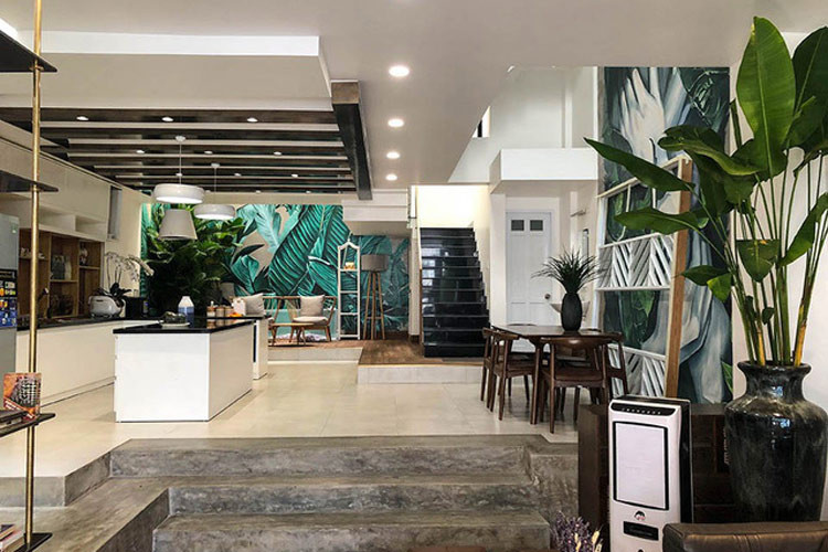 Với thu nhập khủng từ ca hát, Hồ Quang Hiếu đủ sức để tậu cho mình căn nhà rộng rộng 300m2, giá trị 23 tỷ đồng và xe sang để đi lại. (Ảnh: Vietnamnet)