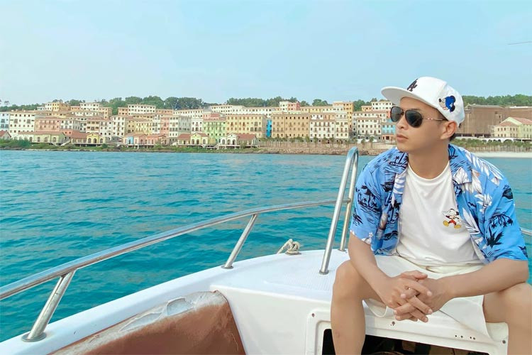 Ngoài ra, Hồ Quang Hiếu cũng không tiếc tiền chi cho du lịch. Giọng ca "Con bướm xuân" đã đi qua hơn 160 quốc gia và rất nhiều địa điểm nổi tiếng trong nước. (Ảnh: FBNV)