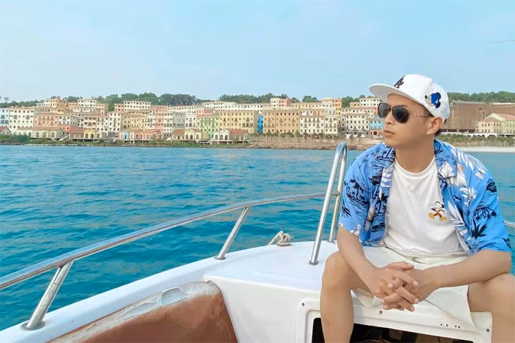 Ngoài ra, Hồ Quang Hiếu cũng không tiếc tiền chi cho du lịch. Giọng ca "Con bướm xuân" đã đi qua hơn 160 quốc gia và rất nhiều địa điểm nổi tiếng trong nước. (Ảnh: FBNV)