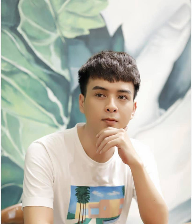 Từ một người phải làm lơ xe, phục vụ quán ăn, quản lý quán karaoke, đổi nghệ danh tới 7 lần vì hát hoài không nổi tiếng, năm 2015, cát sê của Hồ Quang Hiếu đã dao dộng từ 30-35 triệu đồng và hiện tại còn cao hơn nhiều. (Ảnh: FBNV)