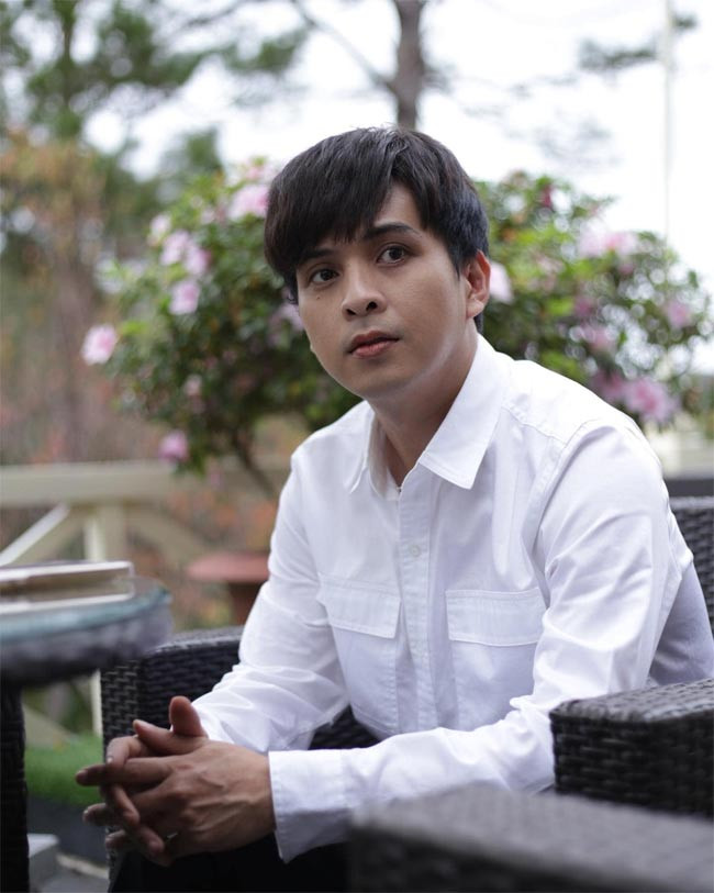 Ngoài ca hát, Hồ Quang Hiếu còn lấn sân sang kinh doanh khi đầu tư vào chuỗi quán ăn chuyên các món gà tại TP.HCM. (Ảnh: FBNV)