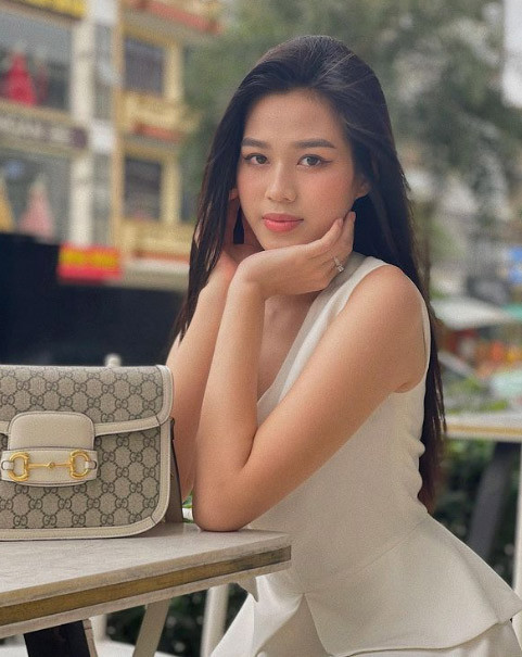 Ngoài trang phục, phụ kiện hàng hiệu cũng trở thành những món đồ không thể thiếu của người đẹp Thanh Hoá.