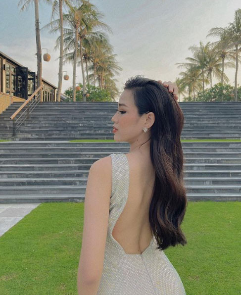 Người đẹp sinh năm 2001 cũng biết cách tạo dáng để khoe đường cong cơ thể.