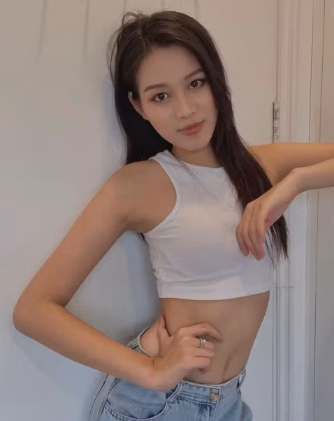 Gần 1 năm sau khi đăng quang Hoa hậu Việt Nam 2020, Đỗ Thị Hà được nhận xét là ngày càng sành điệu và sexy hơn.