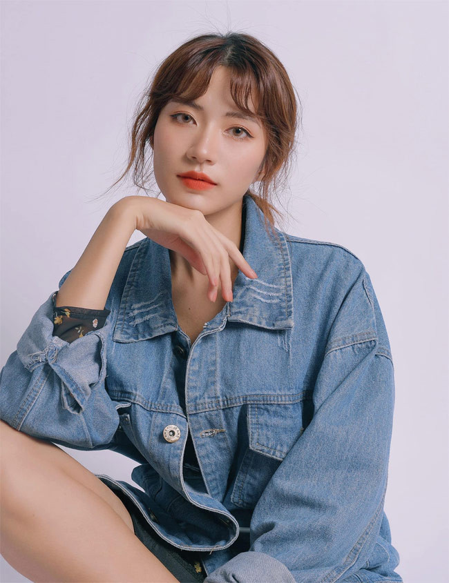 Ngoài đời, Ngọc Huyền đang là sinh viên năm cuối khoa Thiết kế Thời trang của Đại học Mỹ thuật công nghiệp Hà Nội. Cô sinh viên sinh năm 1999 còn thử sức với vai trò người mẫu ảnh cho các thương hiệu thời trang.