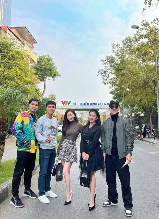 Ngọc Anh và Minh Thư đọ dáng bên dàn diễn viên nam của "Phố trong làng".