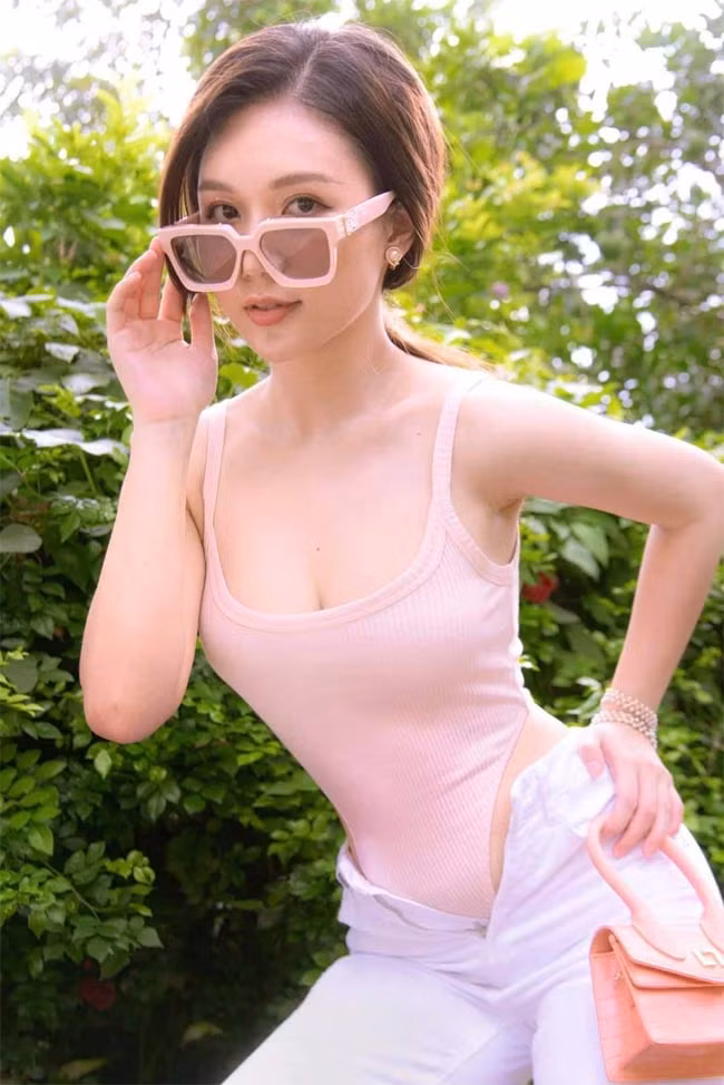 Ngọc Anh làm người mẫu ảnh từ năm 18 tuổi nhờ số đo ba vòng chuẩn 83-60-92 (cm).