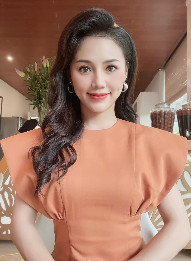 Minh Thu sinh năm 1996, là diễn viên Nhà hát Kịch Việt Nam và từng góp mặt trong hai vở kịch "Thiên mệnh", "Điều còn lại" - đoạt huy chương vàng Liên hoan Sân khấu toàn quốc 2021.