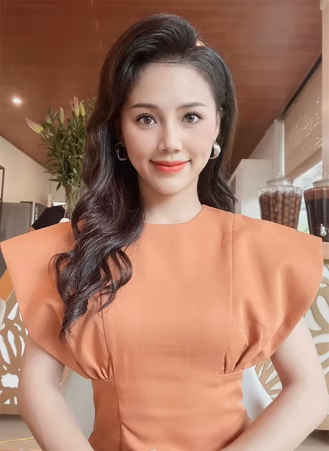 Minh Thu sinh năm 1996, là diễn viên Nhà hát Kịch Việt Nam và từng góp mặt trong hai vở kịch "Thiên mệnh", "Điều còn lại" - đoạt huy chương vàng Liên hoan Sân khấu toàn quốc 2021.