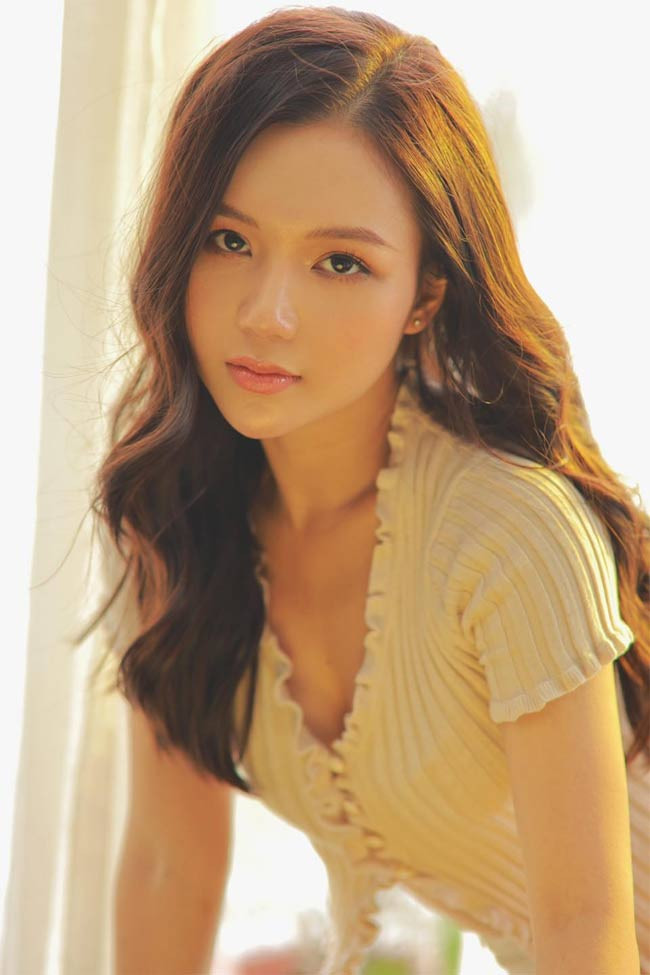 Trước "Phố trong làng", Ngọc Anh từng quen mặt với khán giả qua hàng loạt bộ phim như: “Chạy trốn thanh xuân”, “Lựa chọn số phận”, “Lửa ấm”, "Mặt nạ hạnh phúc".