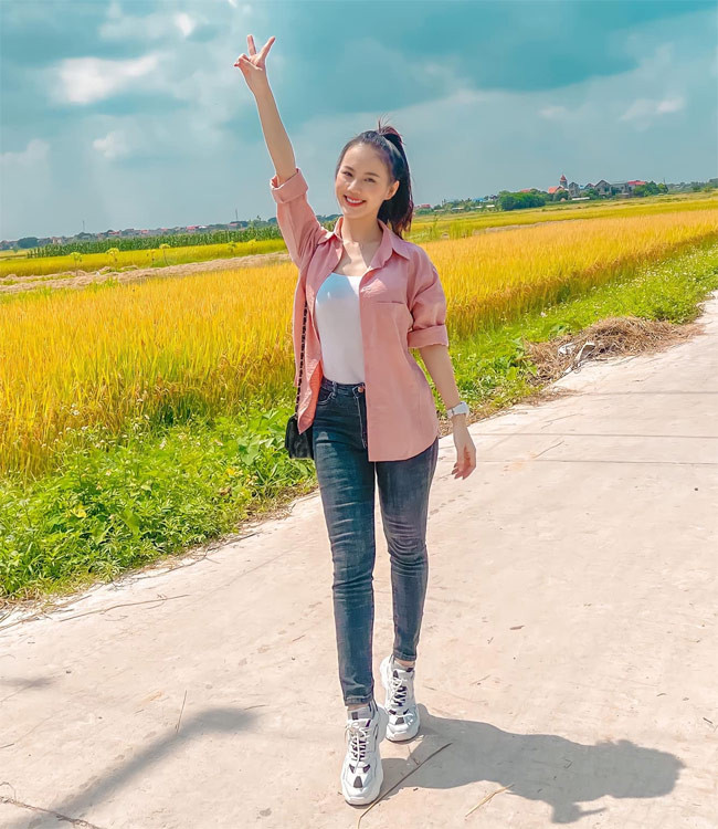 Đã là mẹ của 1 bé trai 3 tuổi nhưng nhìn Minh Thu rất trẻ trung. Ngoài đời nữ diễn viên gây chú ý với style gợi cảm, năng động.