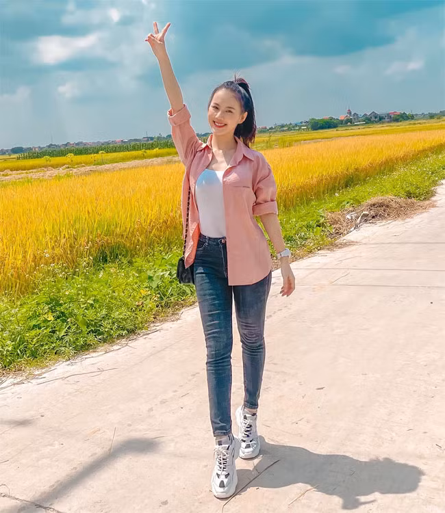 Đã là mẹ của 1 bé trai 3 tuổi nhưng nhìn Minh Thu rất trẻ trung. Ngoài đời nữ diễn viên gây chú ý với style gợi cảm, năng động.