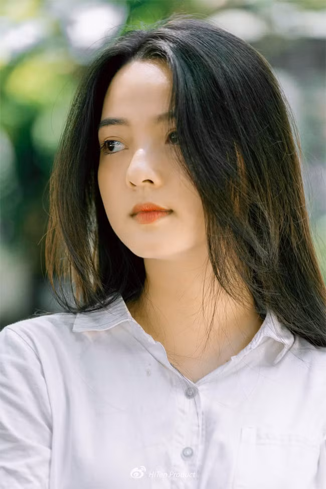 Mai Thảo Trang, sinh năm 2003, là một trong những thí sinh nhỏ tuổi nhất cuộc thi Hoa hậu Hoàn vũ Việt Nam 2021.