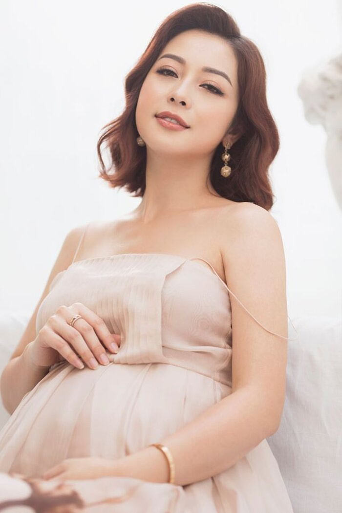 Mặc dù mang bầu tới lần thứ 4 và sắp tới ngày sinh nhưng nhìn Hoa hậu Jennifer Phạm vẫn rất nhẹ nhàng, làn da vẫn mịn màng, tươi tắn. (Ảnh: FBNV)