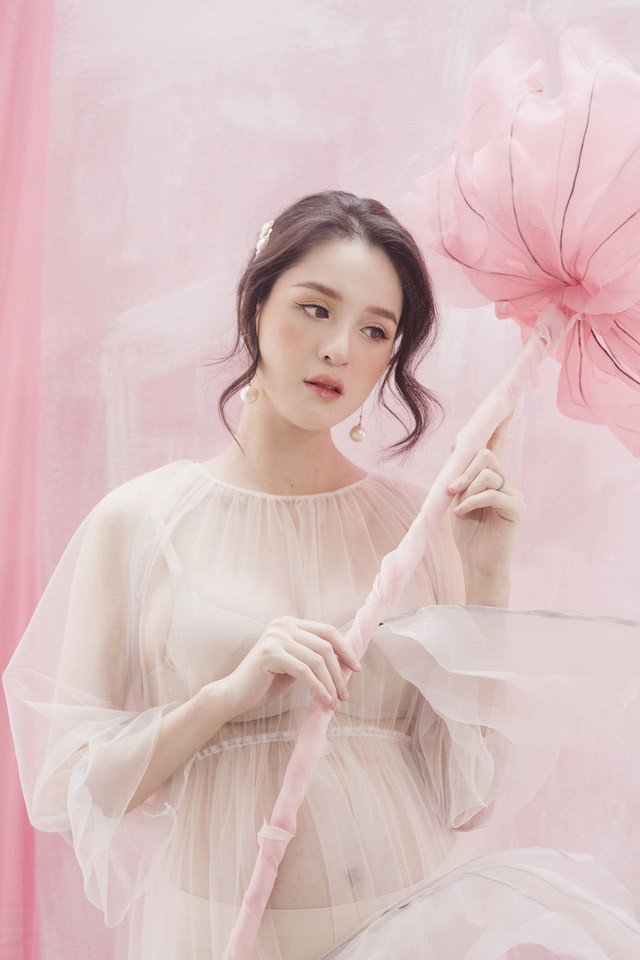 Á hậu Hoàng Anh khoe bụng bầu 8 tháng đầy gợi cảm và bắt mắt. (Ảnh: Toquoc.vn)