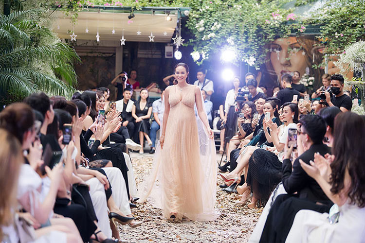 Mang thai ở tháng thứ 8 nhưng người mẫu Phương Mai vẫn tự tin bước trên sàn catwalk. Phương Mai cho biết cô vẫn duy trì tập luyện yoga trong suốt thời gian thai kỳ. (Ảnh: dep.com.vn)