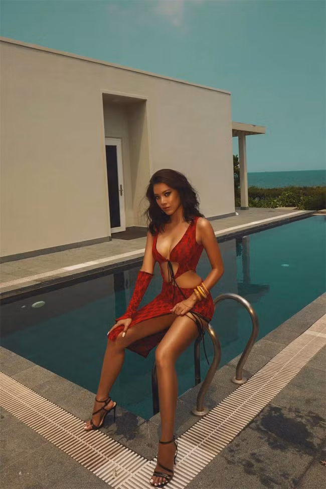  Kim Duyên sinh năm 1995, cao 1m73, số đo 3 vòng khi tham dự cuộc thi Hoa hậu Hoàn vũ Việt Nam 2019 là 90-60-95.