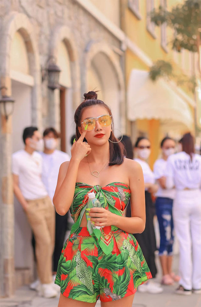 Năm 2019, Kim Duyên tốt nghiệp ngành Quản trị Kinh doanh của Đại học Stamford Raffles.