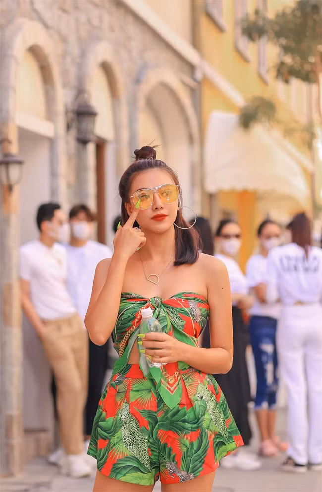 Năm 2019, Kim Duyên tốt nghiệp ngành Quản trị Kinh doanh của Đại học Stamford Raffles.