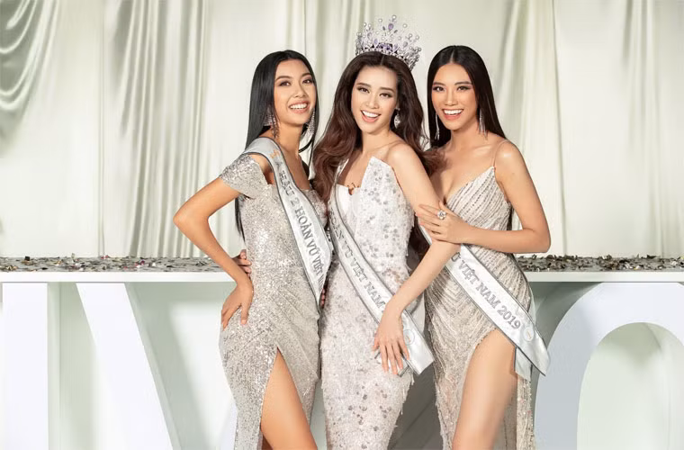 Nguyễn Huỳnh Kim Duyên (phải) là Á hậu 1 trong cuộc thi Hoa hậu Hoàn vũ Việt Nam 2019, năm Khánh Vân lên ngôi hoa hậu.