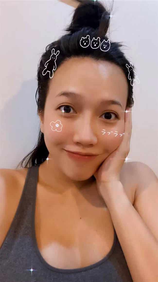 Nữ diễn viên 30 tuổi tạo dáng nhí nhảnh.