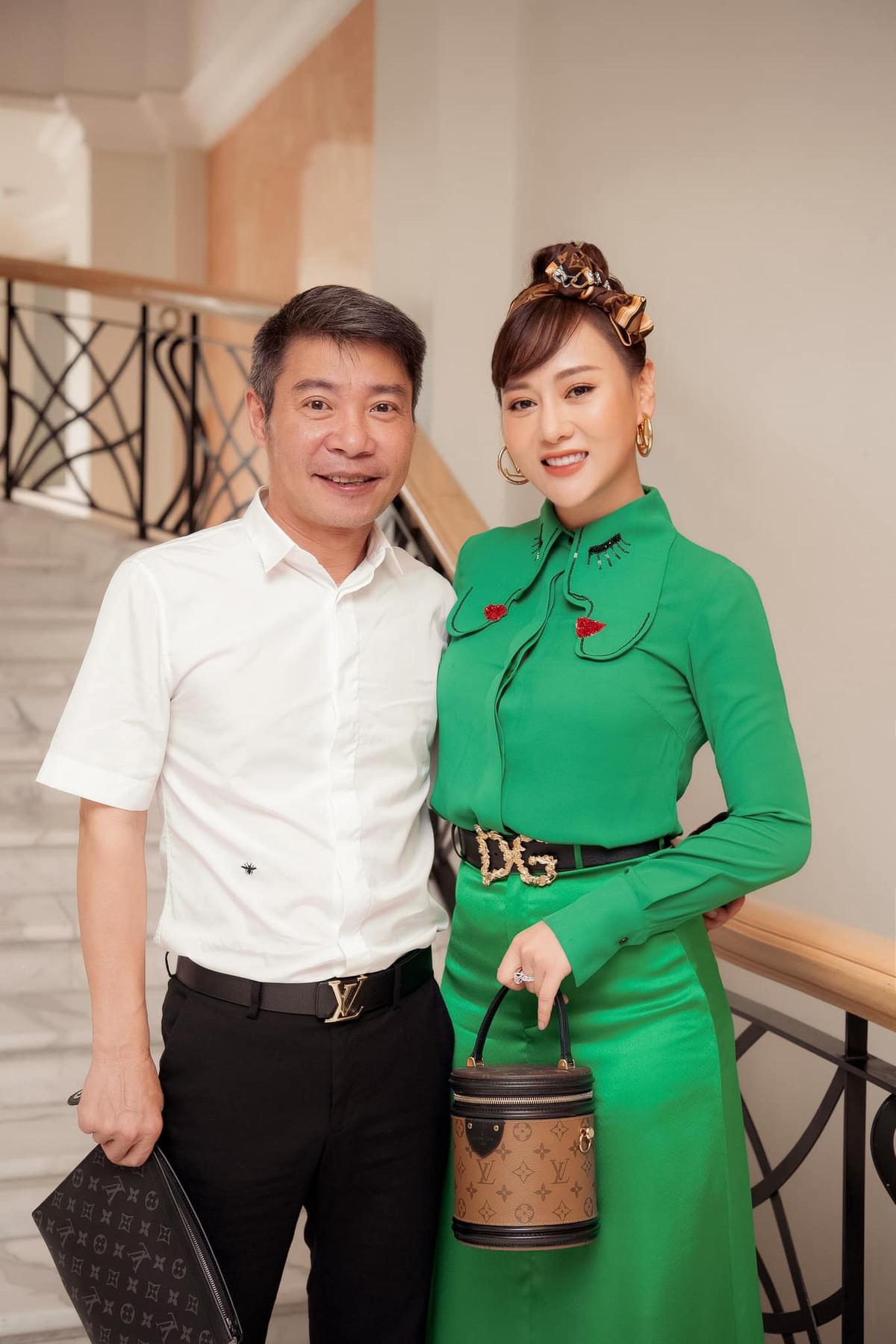 Phương Oanh khoe nhan sắc rạng ngời bên NSND Công Lý. Nữ diễn viên vào vai Phương Nam, con nuôi của nam nghệ sĩ trong "Hương vị tình thân".