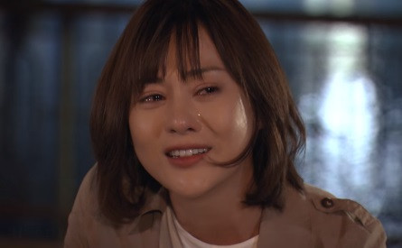 Phương Oanh với tạo hình mái tóc ngắn cá tính trong phim mới. “Hương vị tình thân” là hành trình đi tìm “tình thân” của Phương Nam. Cô phải đối mặt với lựa chọn giữa một bên là gia đình bố mẹ nuôi, bên kia là người bố ruột tù tội.