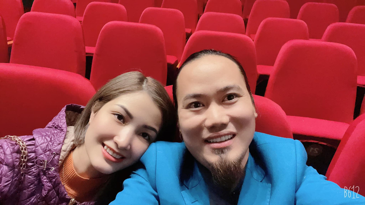 Không chỉ là nam nghệ sĩ nổi tiếng ở sân khấu hài miền Bắc, Vượng Râu còn có cuộc sống hôn nhân 10 năm đáng ngưỡng mộ bên bà xã Thu Hiền.