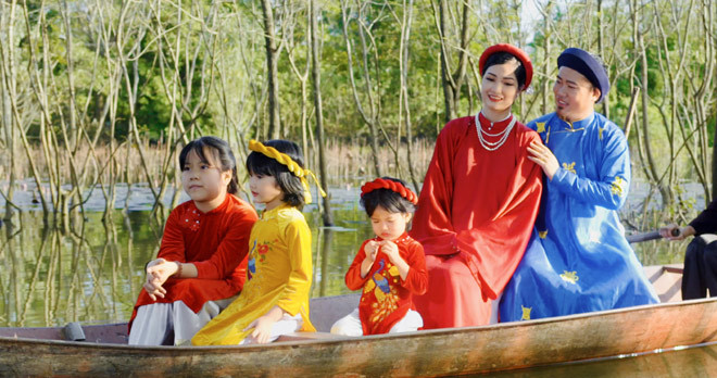 Dù không hoạt động trong lĩnh vực giải trí nhưng vợ của Vượng Râu được mệnh danh là "người đàn bà quyền lực", lùi về hậu phương "lo việc lớn" để nam danh hài theo đuổi đam mê nghệ thuật.