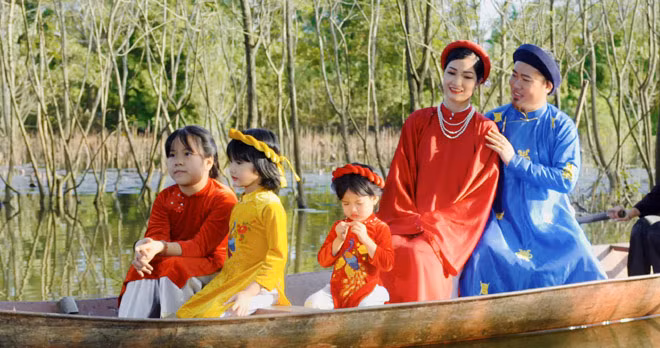 Dù không hoạt động trong lĩnh vực giải trí nhưng vợ của Vượng Râu được mệnh danh là "người đàn bà quyền lực", lùi về hậu phương "lo việc lớn" để nam danh hài theo đuổi đam mê nghệ thuật.