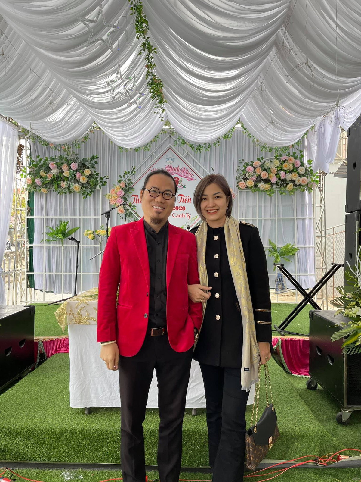 Không chỉ quán xuyến hết mọi việc từ chăm bẵm, nuôi dạy 5 con đến cơm nước giặt giũ, chị Thu Hiền còn đồng thời nắm giữ vai trò giám đốc kiêm trưởng phòng hành chính, kế toán của công ty gia đình.