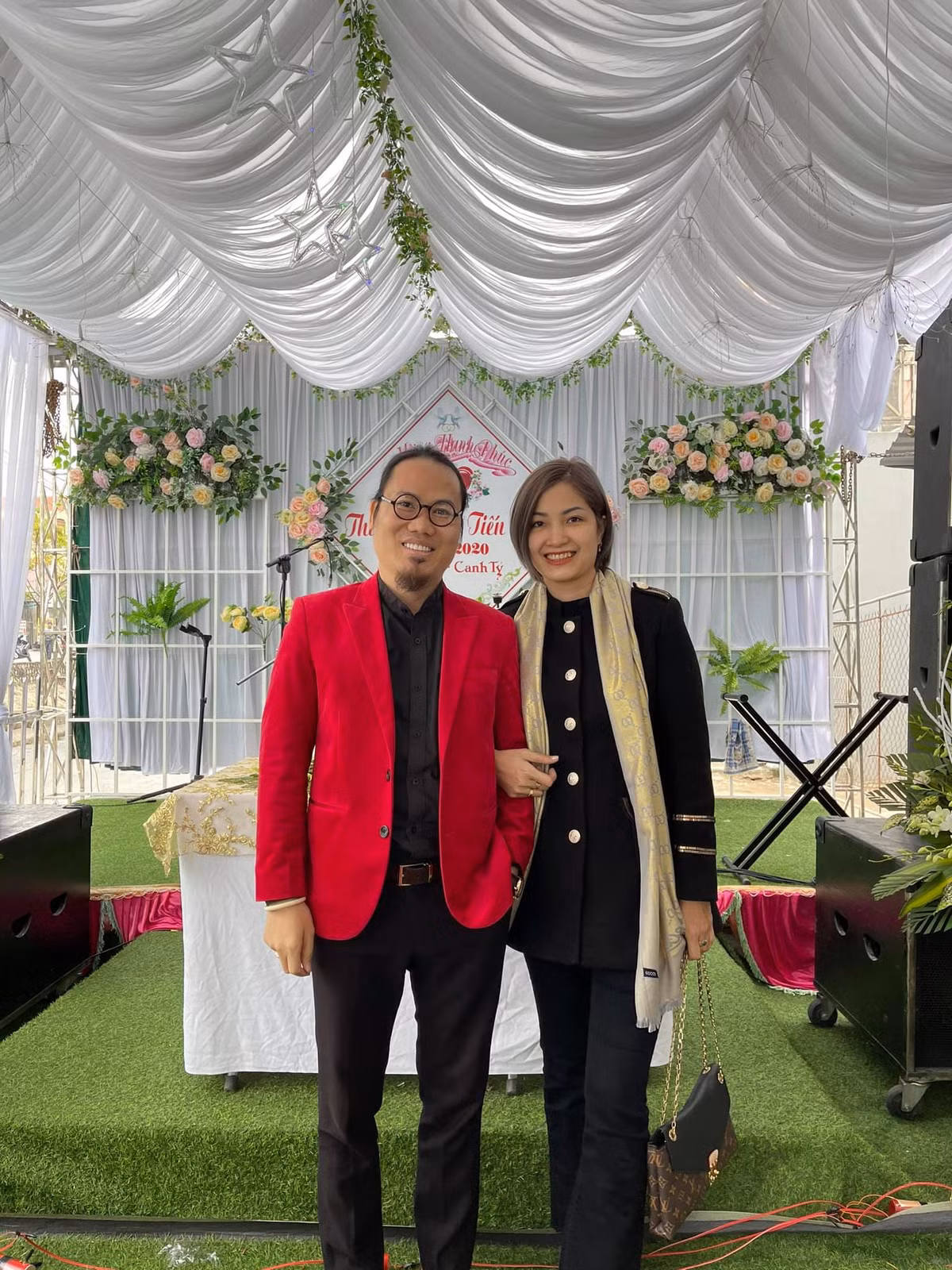 Không chỉ quán xuyến hết mọi việc từ chăm bẵm, nuôi dạy 5 con đến cơm nước giặt giũ, chị Thu Hiền còn đồng thời nắm giữ vai trò giám đốc kiêm trưởng phòng hành chính, kế toán của công ty gia đình.