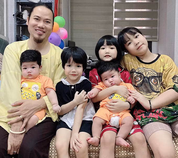 Kết quả cuộc hôn nhân bền vững của vợ chồng Vượng Râu là 5 thiên thần nhỏ 3 gái - 2 trai vô cùng đáng yêu.