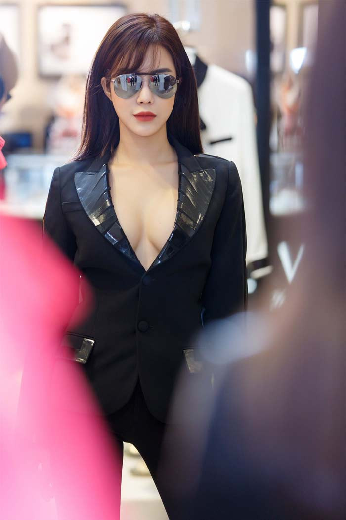 Diệp Lâm Anh khoe vòng 1 đẹp mắt bằng style áo vest không nội y.