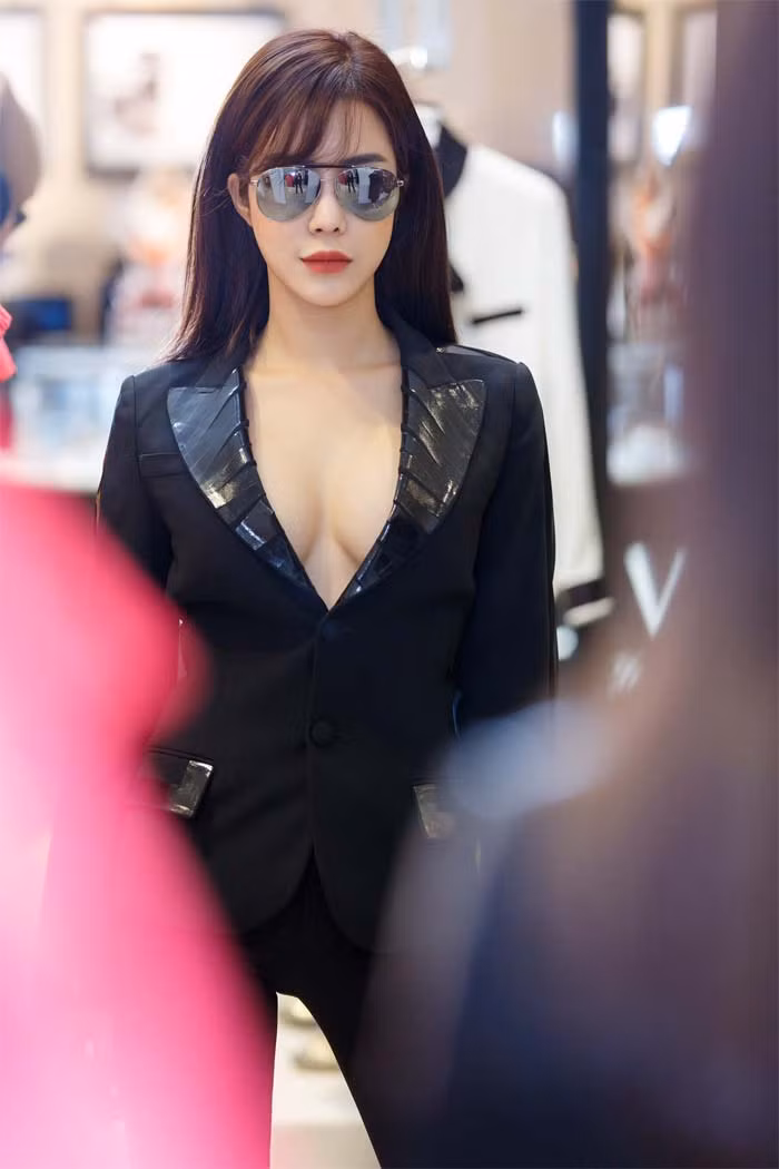 Diệp Lâm Anh khoe vòng 1 đẹp mắt bằng style áo vest không nội y.