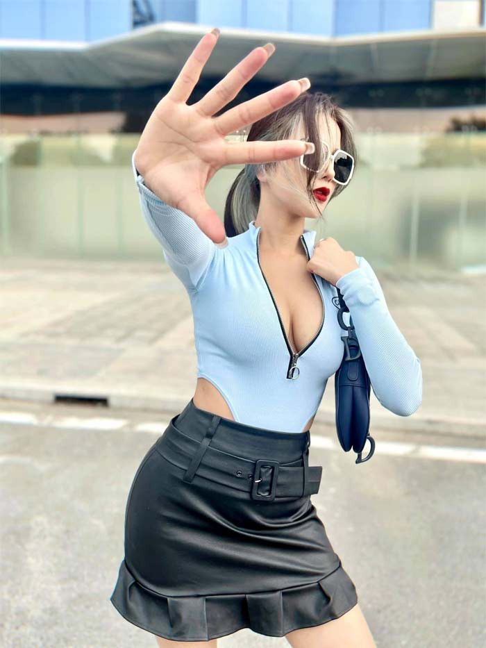 Dù đã qua hai lần sinh nở nhưng Diệp Lâm Anh vẫn giữ được vóc dáng, vì thế cô rất tự tin khoe vòng 1 nóng bỏng trong những chiếc áo ôm sát như thế này.