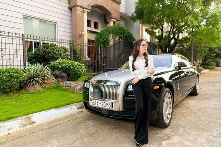 Hiện nữ diễn viên "Kiều nữ và đại gia" đang sống trong một biệt thự sang trọng rộng 600m2 ở khu dân cư cao cấp Thảo Điền, TP.HCM. Người đẹp họ Lý còn sở hữu nhiều siêu xe đắt tiền và một trong số đó là chiếc Rolls-Royce Ghost trị giá tới 40 tỷ đồng. Cô còn là chủ nhân của chiếc du thuyền cao cấp thuộc dòng Ferretti Yachts, trị giá khoảng 100 tỷ đồng.