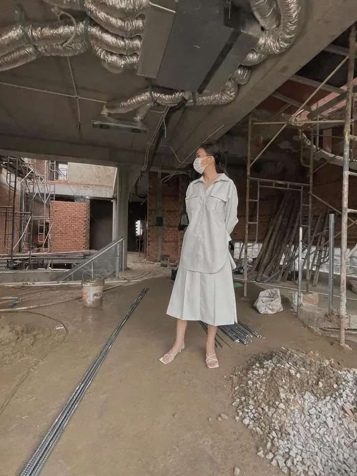 Người đẹp sinh năm 1983 sở hữu khối tài sản khủng từ nhà, xe sang tiền tỷ và bạt ngàn đồ hiệu từ quần áo tới phụ kiện có giá trị từ vài chục tới vài trăm triệu đồng. Ngoài một căn hộ cao cấp, Thanh Hằng còn đang xây dựng một căn biệt thự trị giá nhiều tỷ đồng.