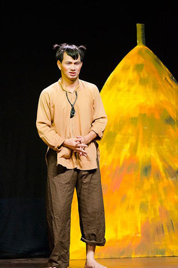 Không chỉ đóng phim truyền hình, Xuân Bắc còn nổi tiếng với khả năng biến hóa trên sân khấu kịch. Xuân Bắc làm việc tại Nhà hát Kịch Việt Nam sau khi tốt nghiệp đại học năm 1998. Anh thủ nhiều vai trong các vở kịch từ chính luận tới hài kịch, tác phẩm cho thiếu nhi. Cuội là một nhân vật đi liền với hình ảnh Xuân Bắc trên sân khấu. Ảnh: VNE.