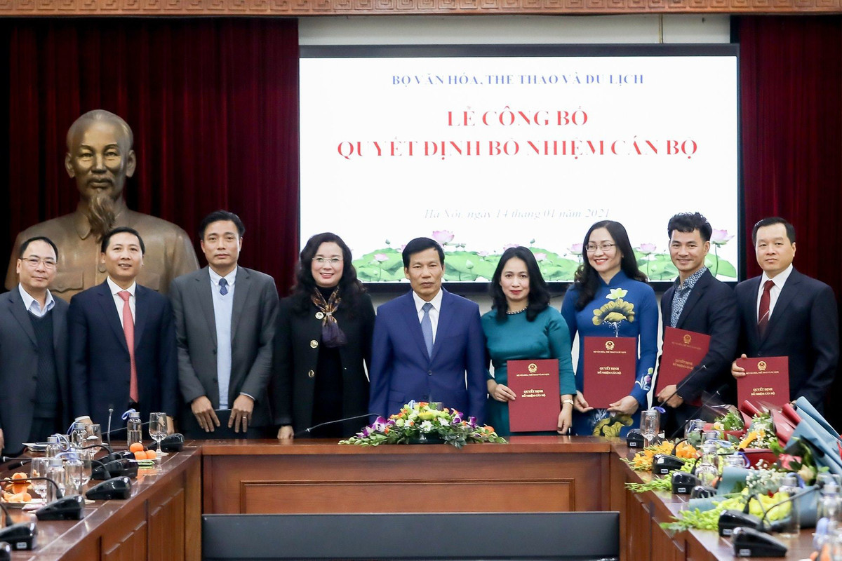 NSƯT Xuân Bắc sinh năm 1976, tại Việt Trì, Phú Thọ. Trước khi được bổ nhiệm giữ chức Giám đốc Nhà hát Kịch Việt Nam, anh được biết đến không chỉ là diễn viên nổi tiếng ở cả sân khấu kịch lẫn màn ảnh mà còn là một MC tài năng bậc nhất khu vực phía Bắc. Ảnh: Bảo Phúc.